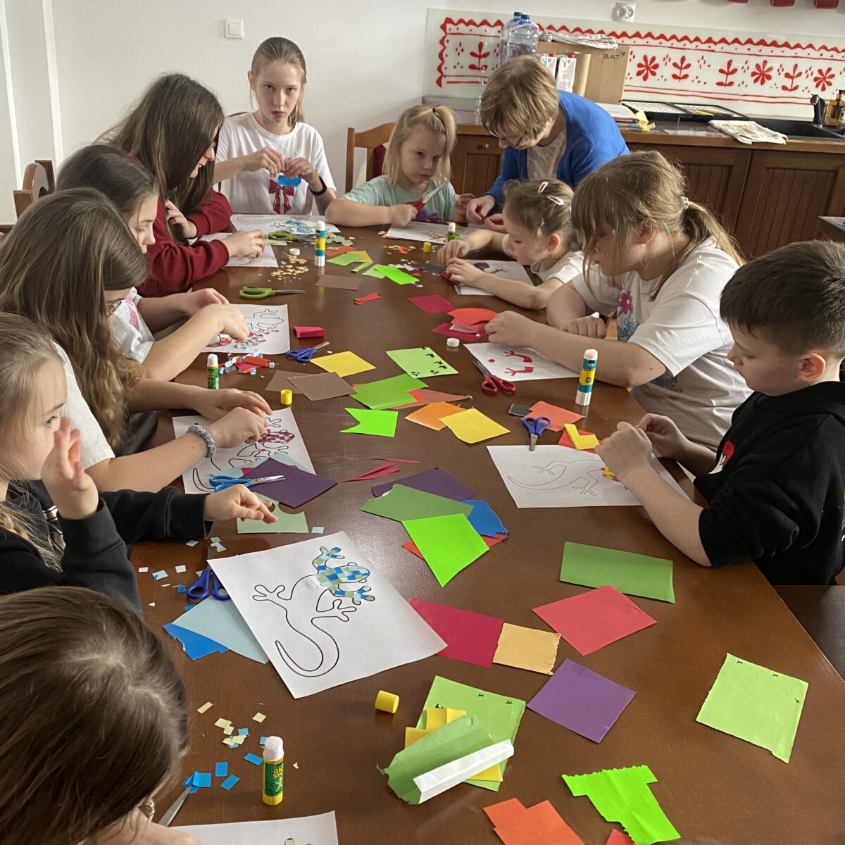 Nikt się nie wacha, każdy przykleja papierki