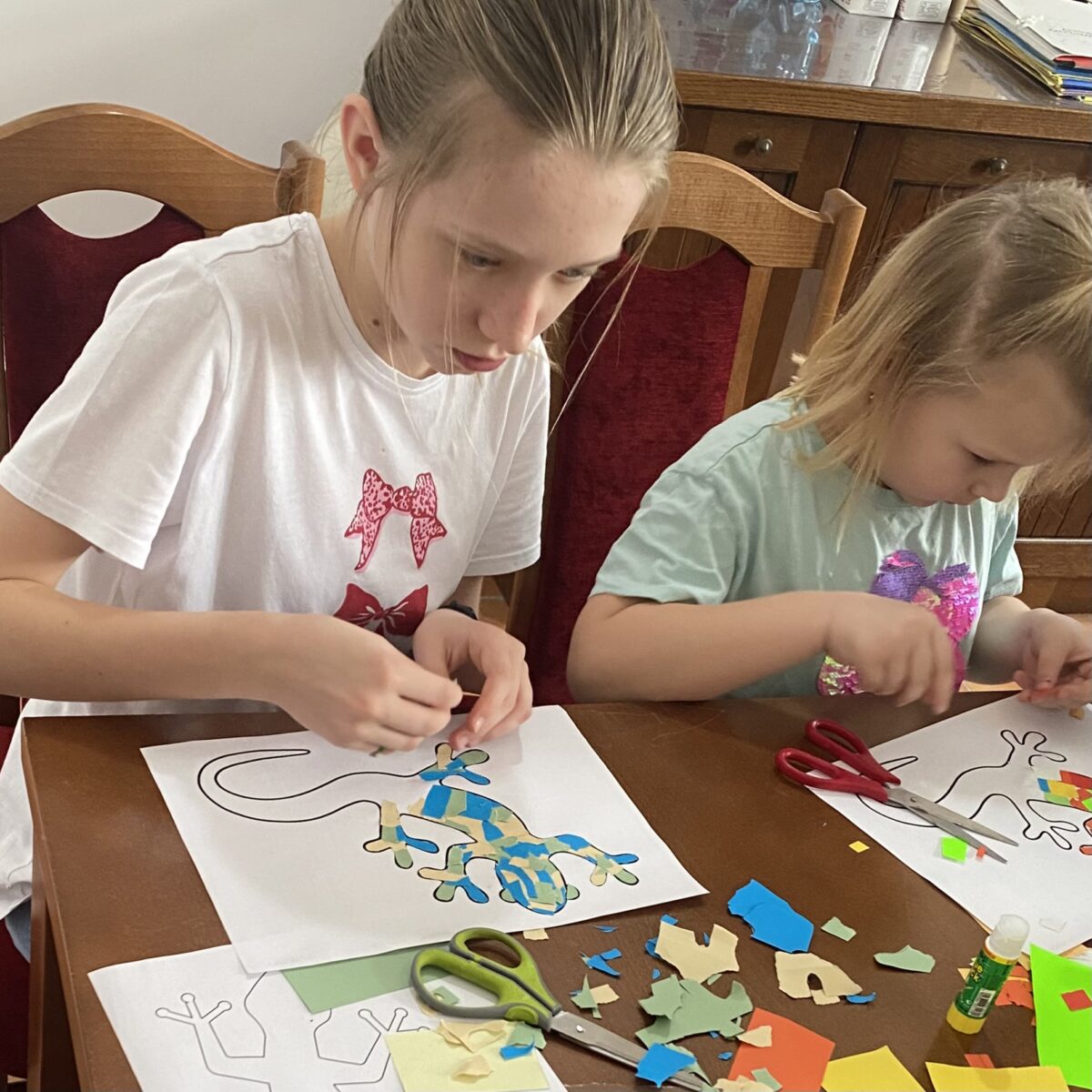 Sara i Julka przyklejają papierki