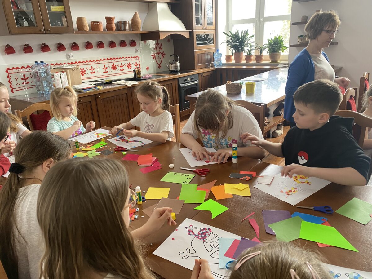 Każdy się koncentruje aby robić najpiękniejszą jaszczurke