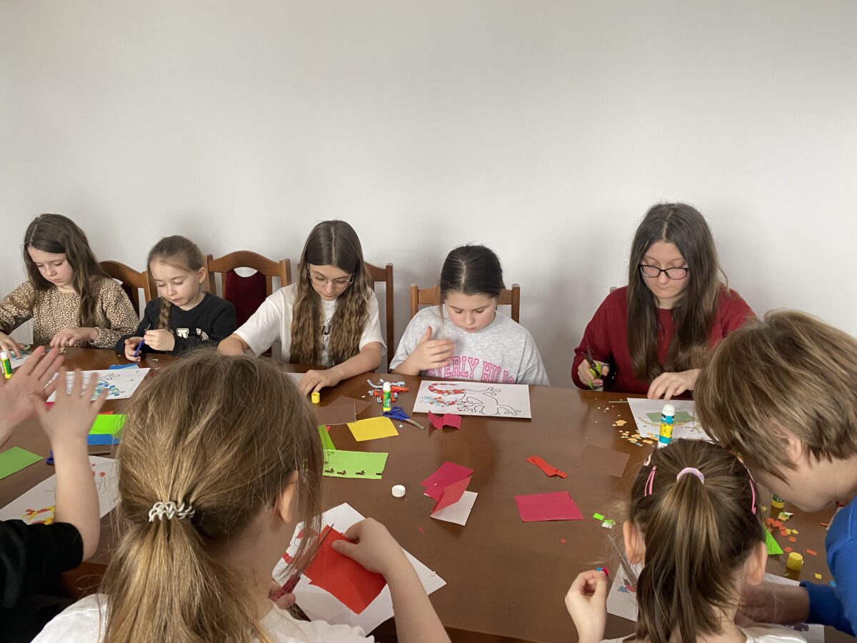 Każda obcina papierki przeważnie na kwadraciki