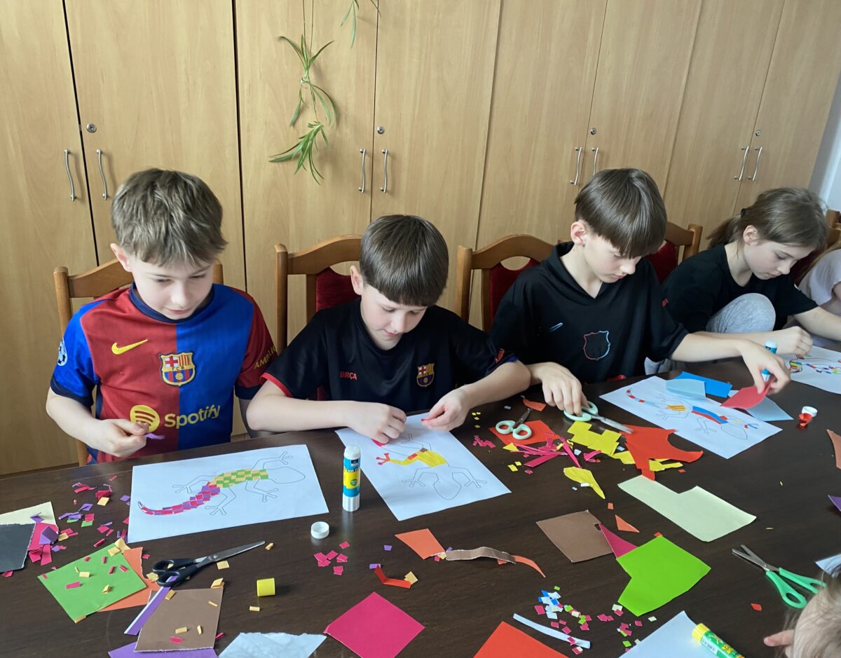 Chłopaki prawie skończyli swoją jaszczurke