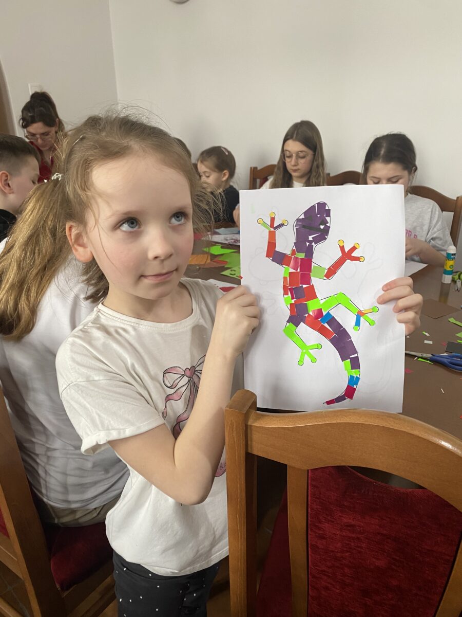 Lena pokazuje swoją skończoną jaszczurke