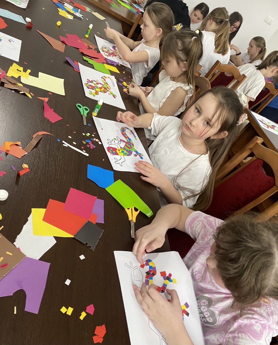 Dziewczynki poważne, kończą jaszczurki