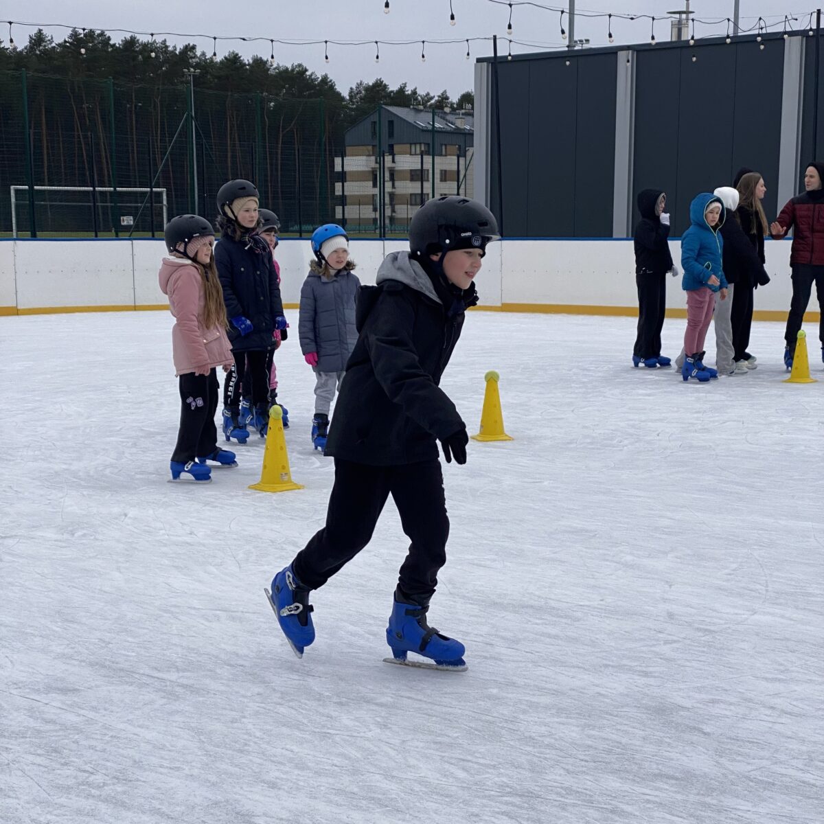 Karol pośpiecha tempo na łyżwach