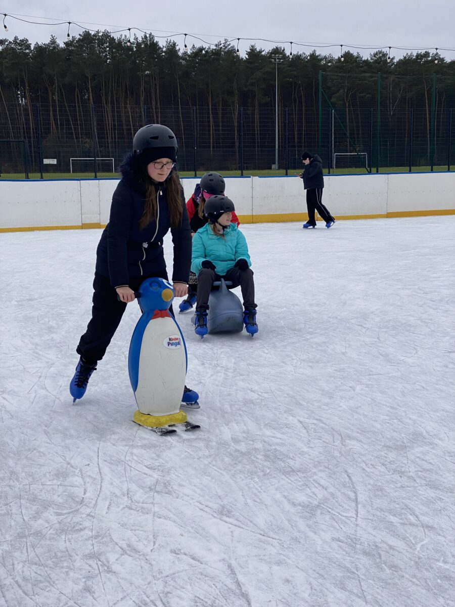Zamiana roli, już Sandra sama jeździ na łyżwach i teraz Anna pcha Sare na wieloryb