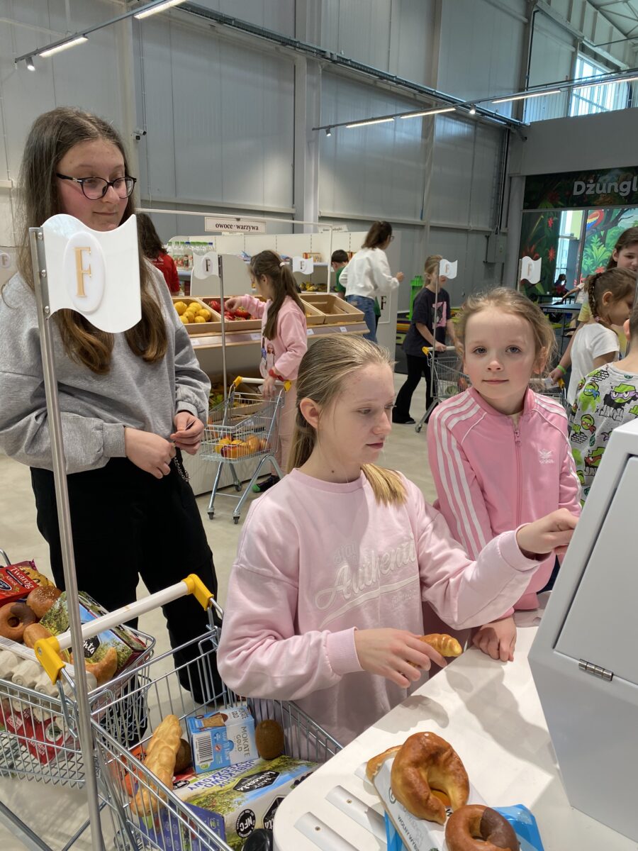 Sara i Sandra patrzą na kase co wprowadziły i Lena patrzy się z uśmiechem