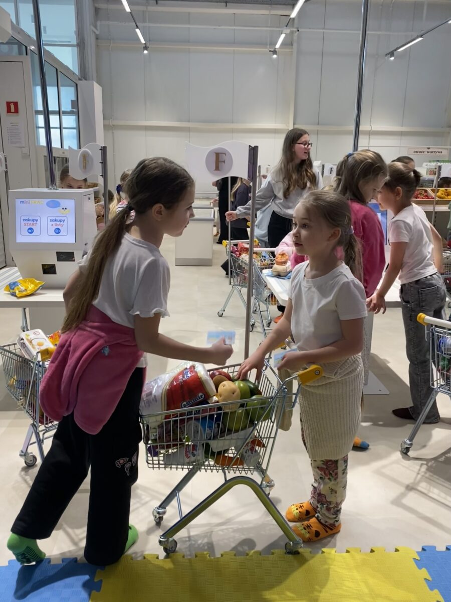 Justyna z wózkiem, słucha co Marcelina mówi jej