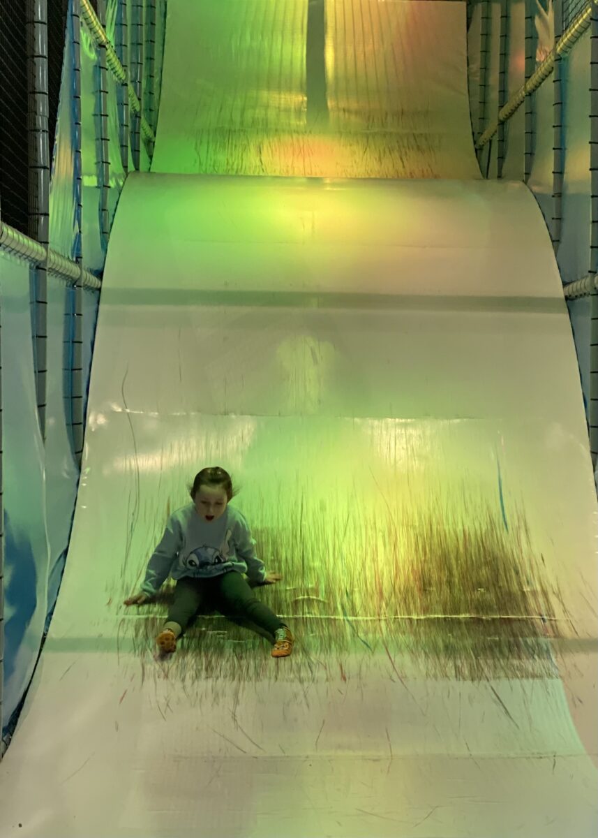 Michalina zjeżdża z zjeżdżalni