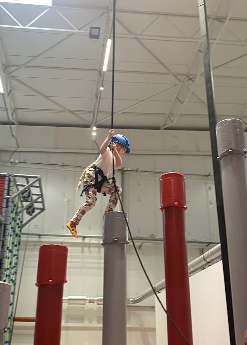 Justynka idzie od słupka do wyższego słupka