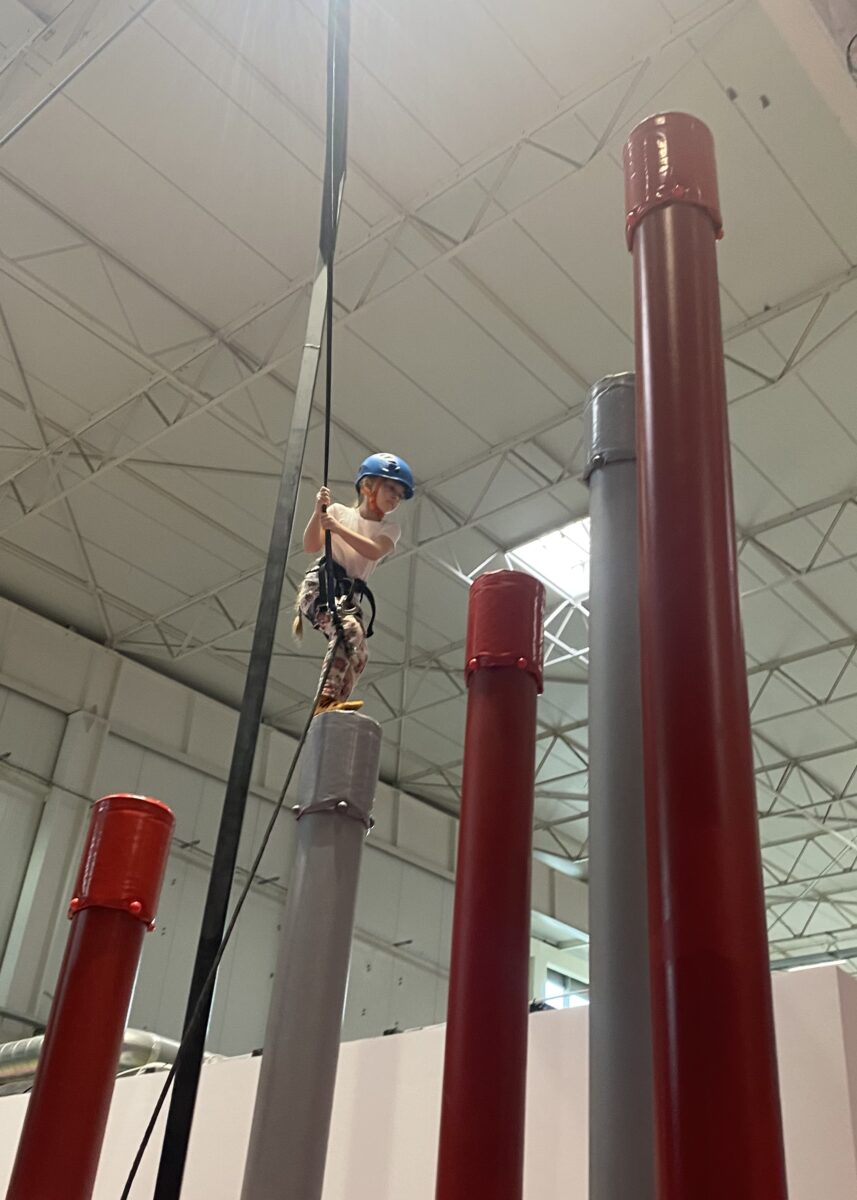 Justynka zatrzymała przy jednym wysokim słupie