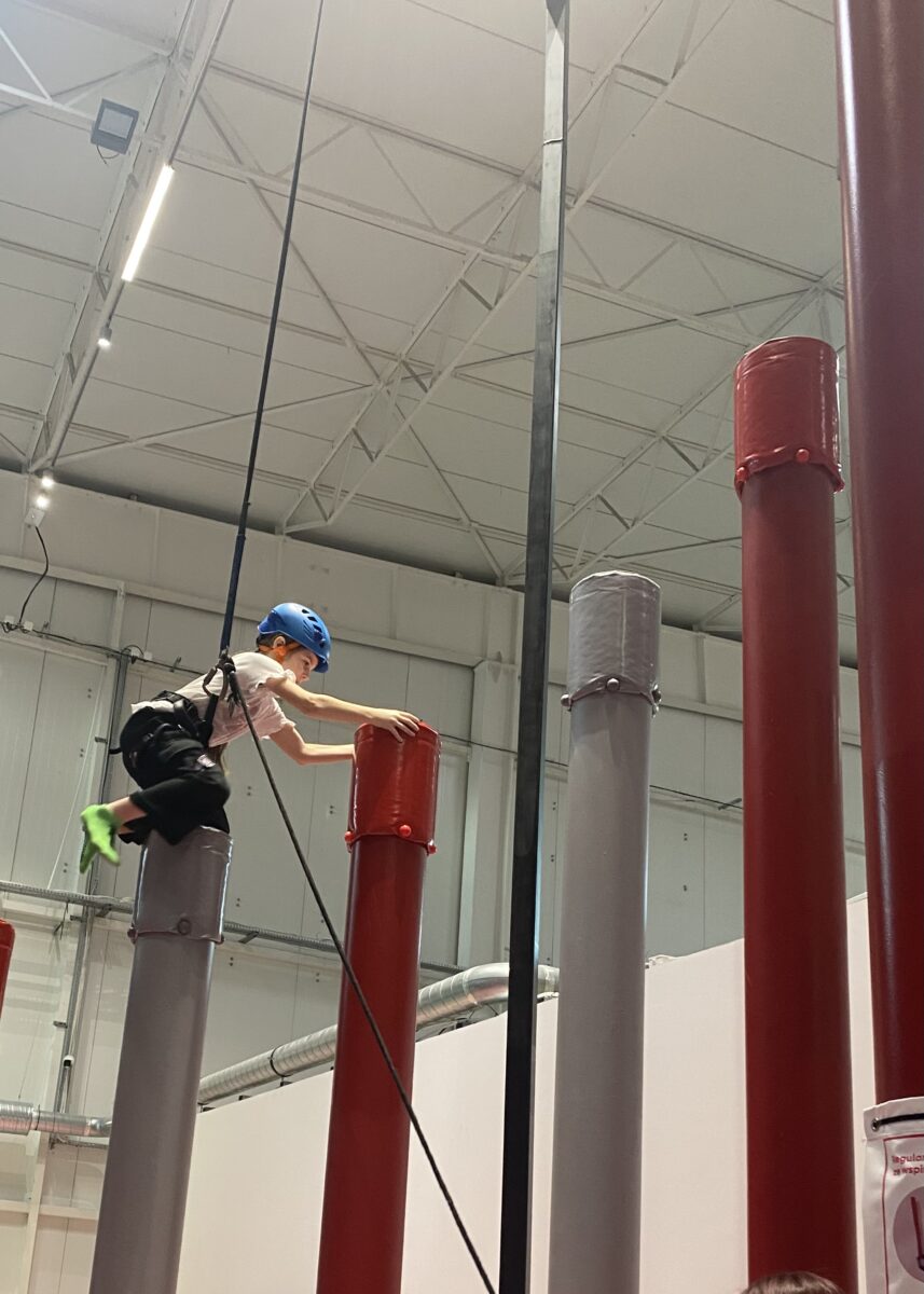 Marcelina ostrożnie się wspina po słupkach