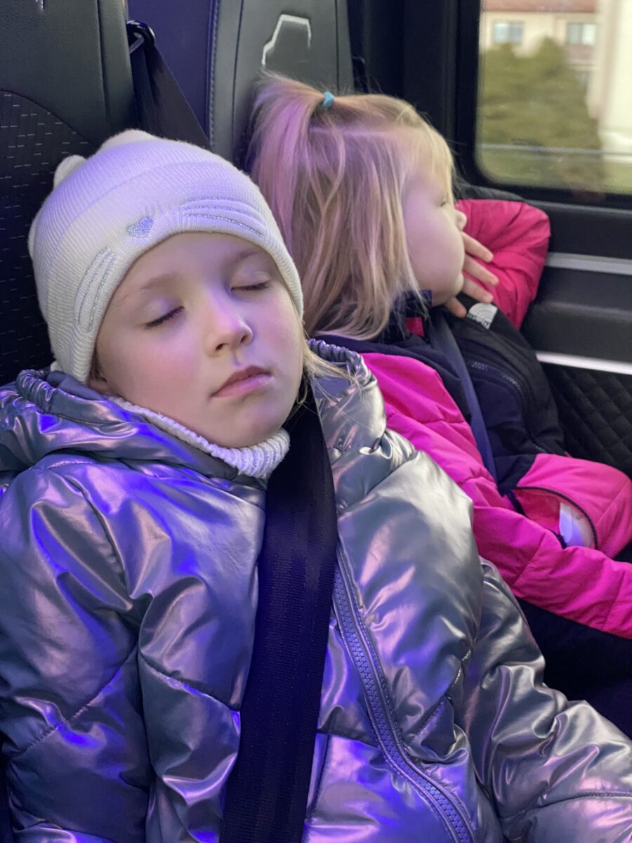 Lena i Julia już śpią w busie