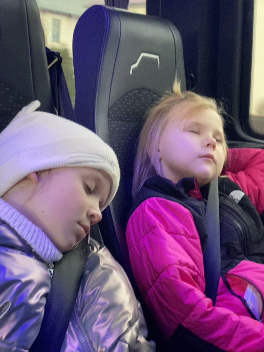 Ciężki dzień, dziewczyny już mocno śpią w busie