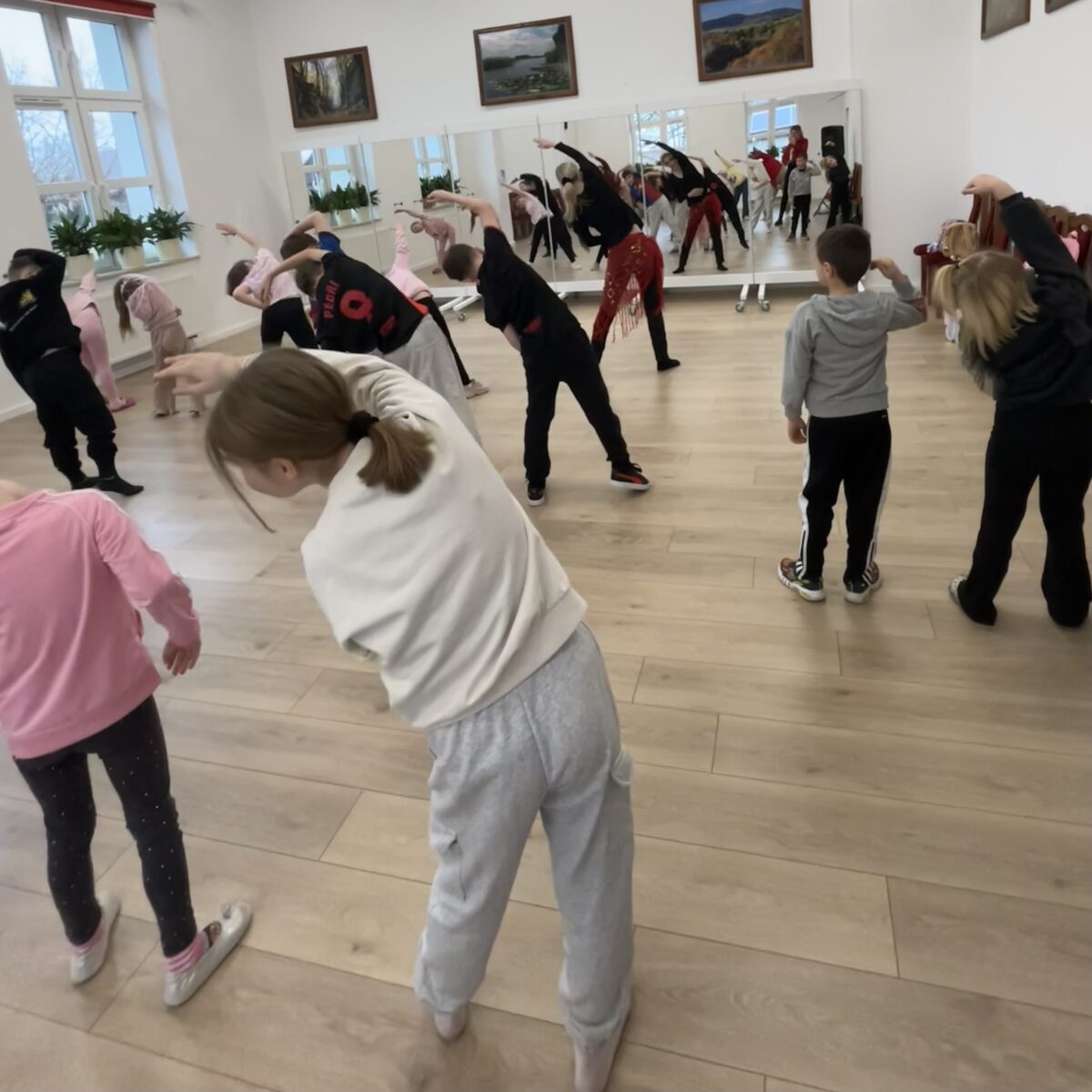 Wszyscy rozciągają się przed lustrami