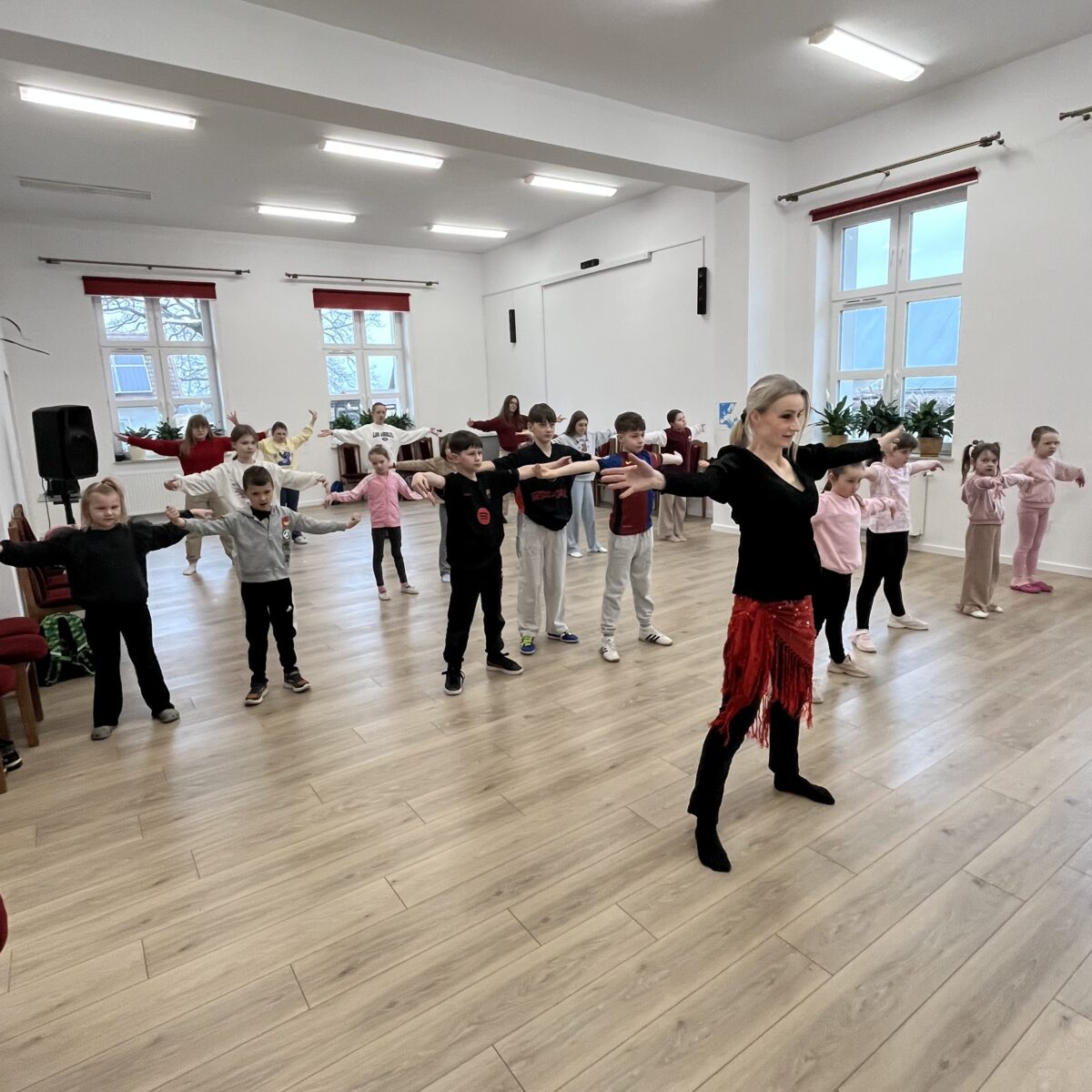 Można widzieć całą grupe za pani Lidią