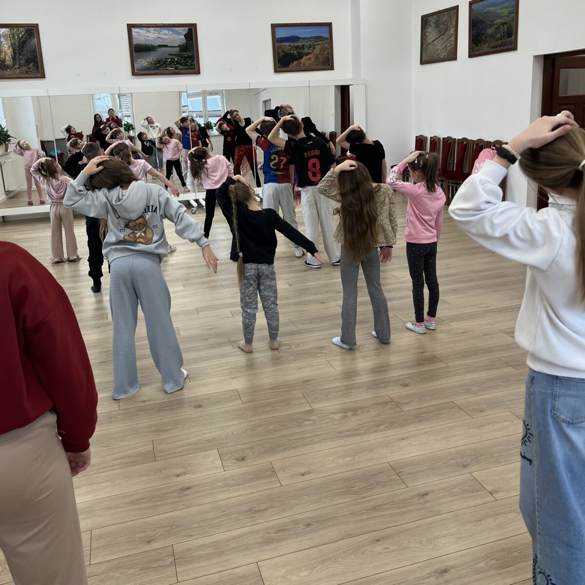 Wszyscy skupieni, głową przechyloną