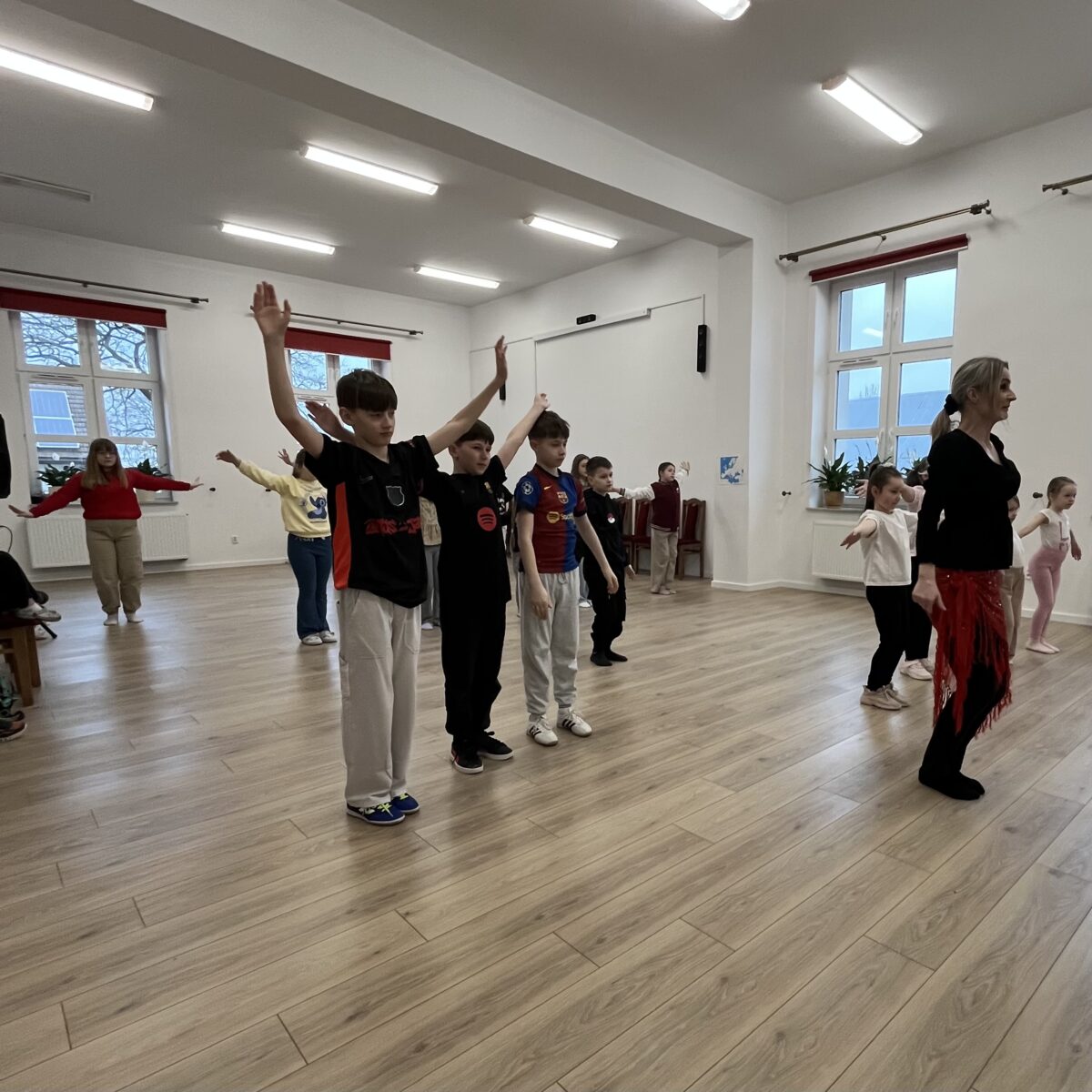 Każde dziecko uczy się kroki tańca