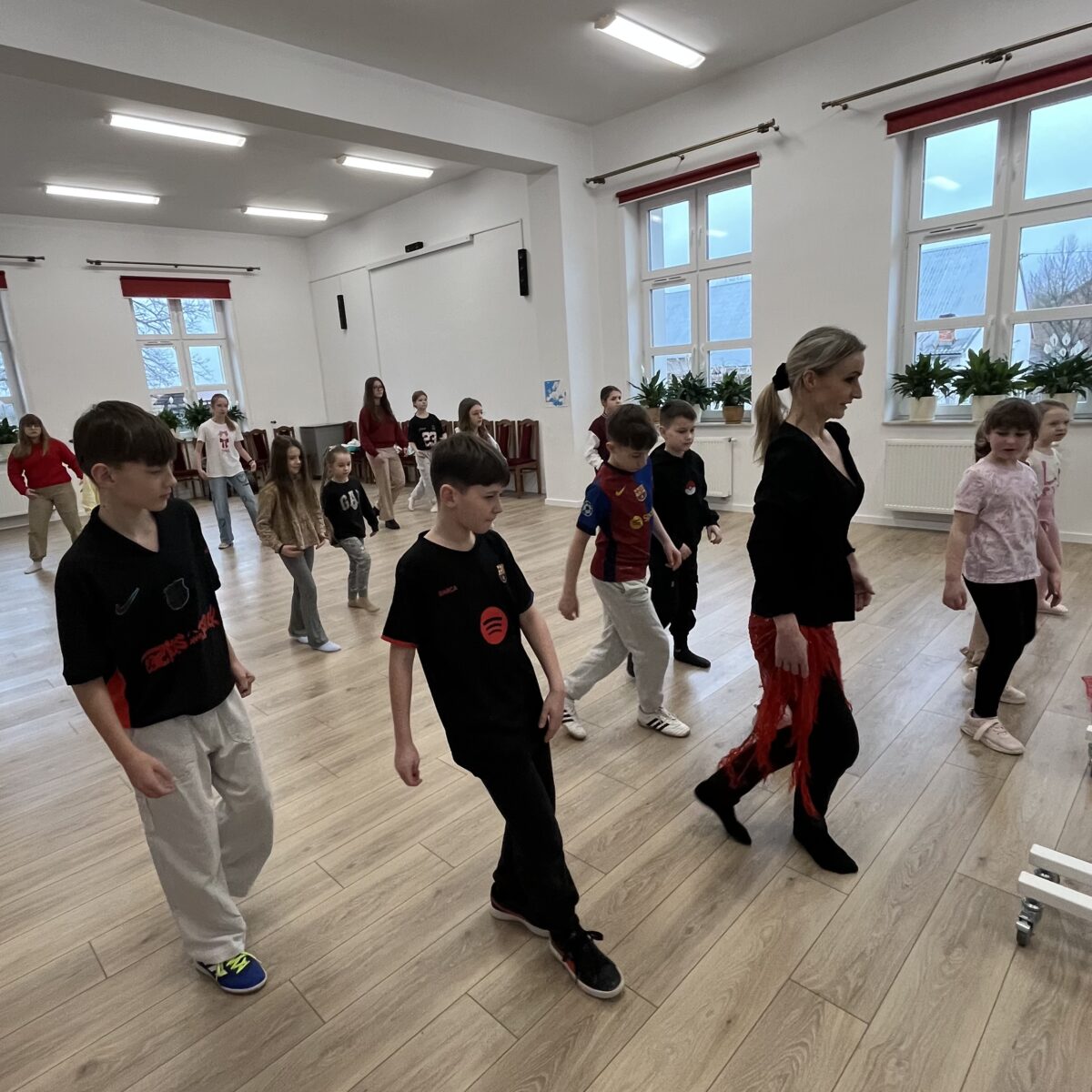 Każdy patrzy jak pania Lidia pokazuje każde kroki