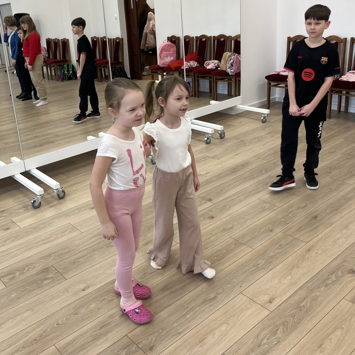 Tu już kolejny taniec, dziewczynki są w parach