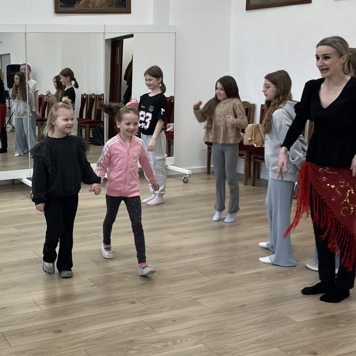 W parach, dziewczynki z uśmiechem