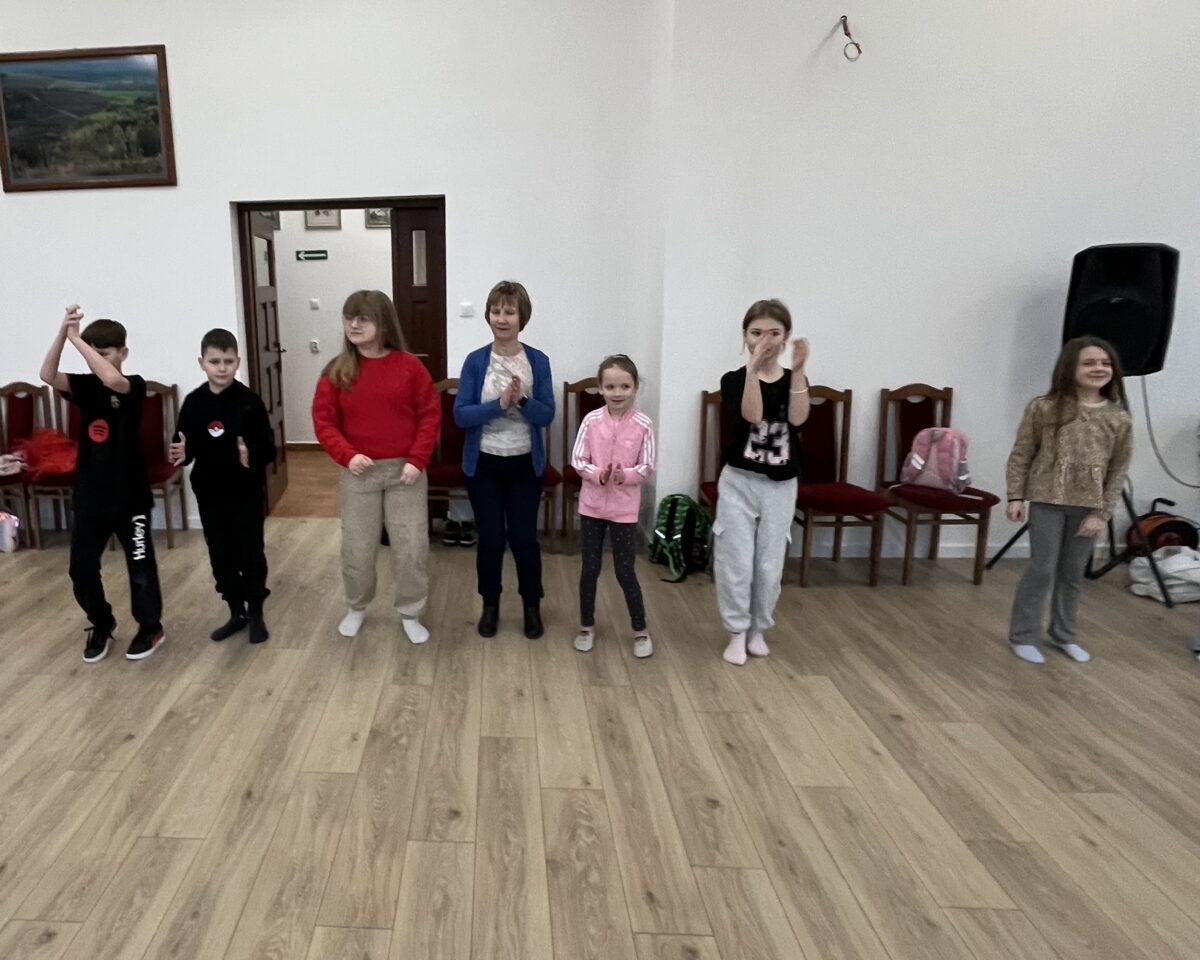 Każdy czeka w kolejce żeby pójść z partnerem po środku