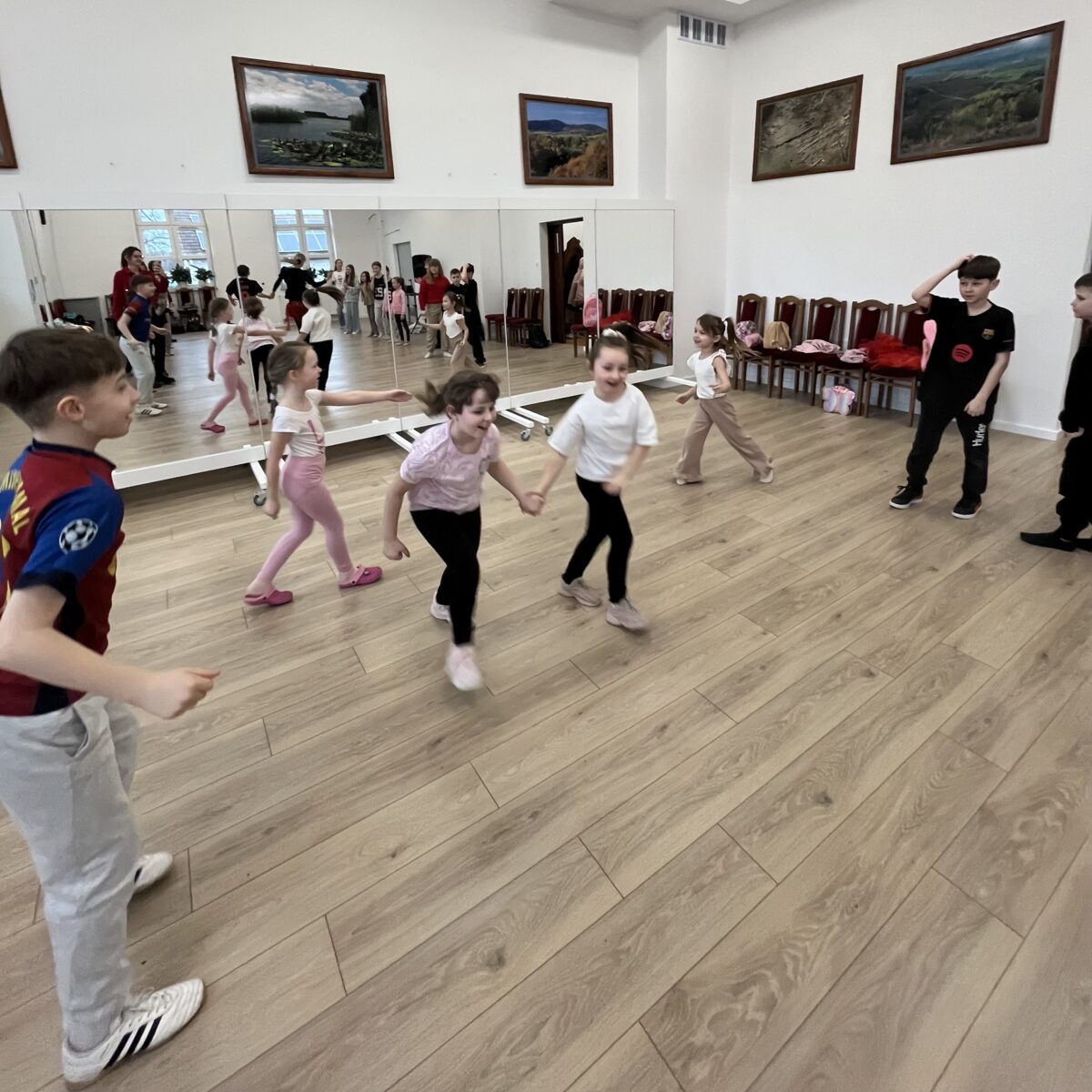 Każda para się łączy na końcu kolejki