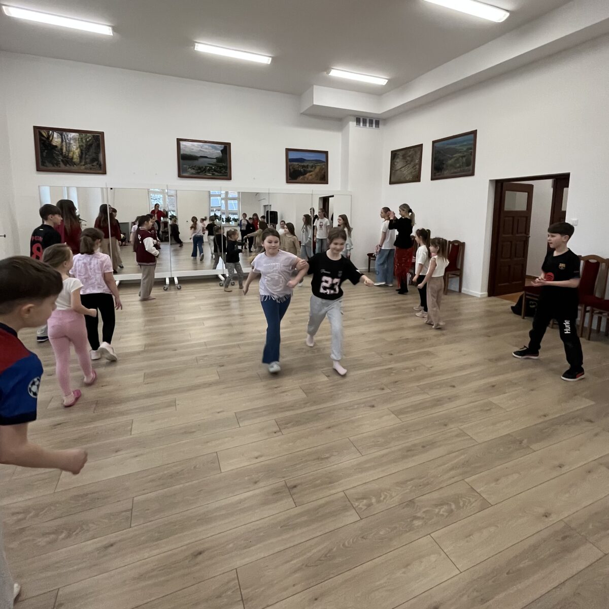 Dziewczyny trzymają się za ręce