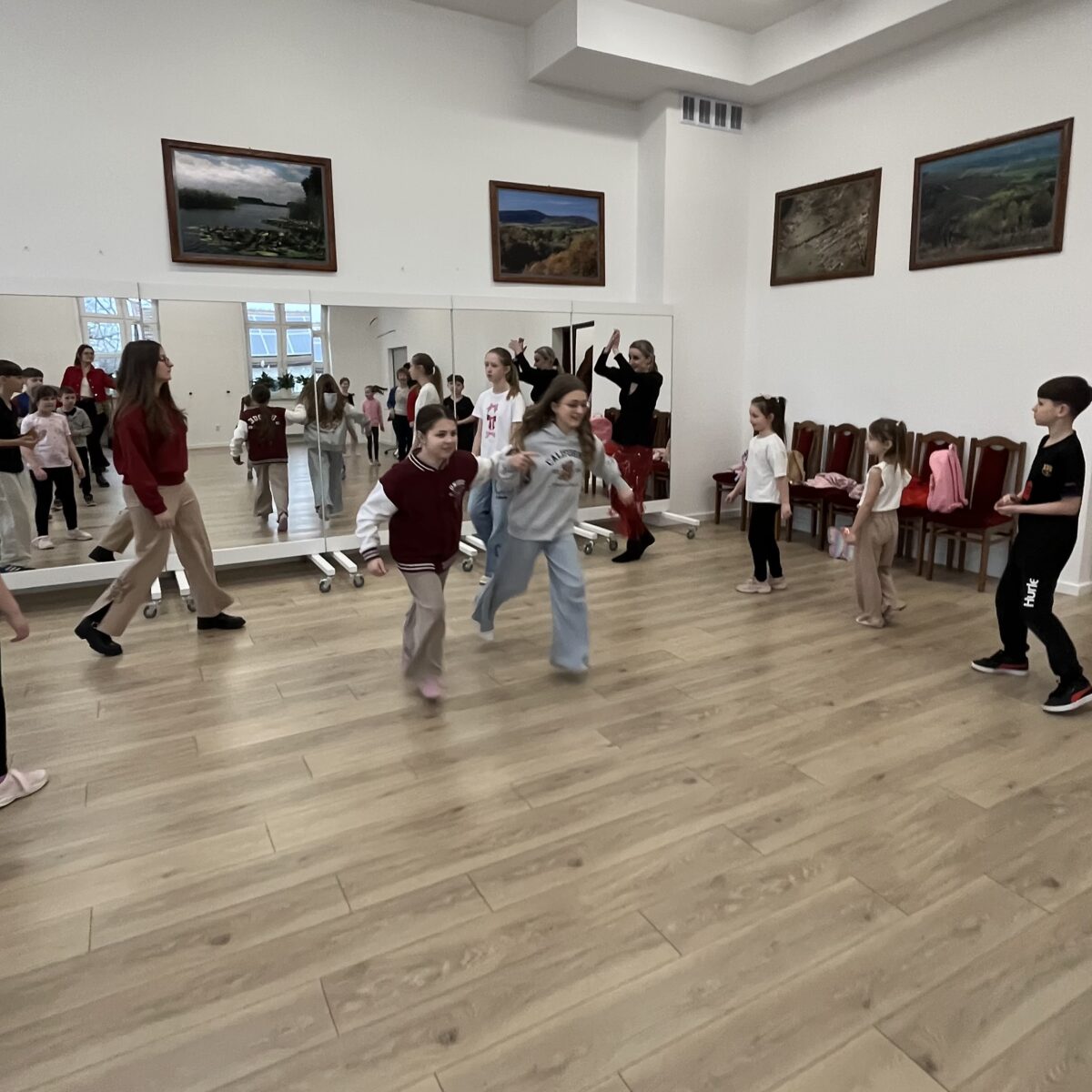 Dziewczyny biegają trzymając się za ręce