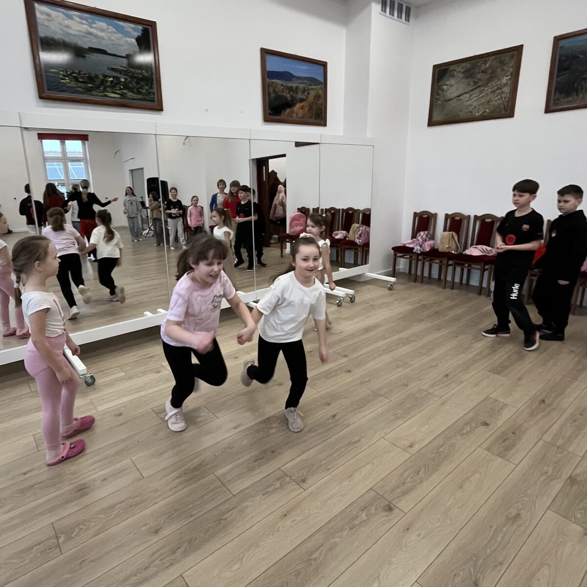 Dziewczyny biegają trzymając się za ręce