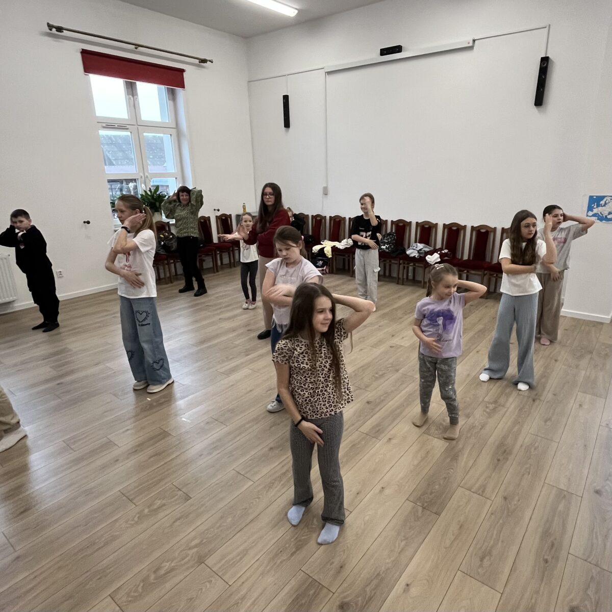 Każdy wykonuje kroki macareny