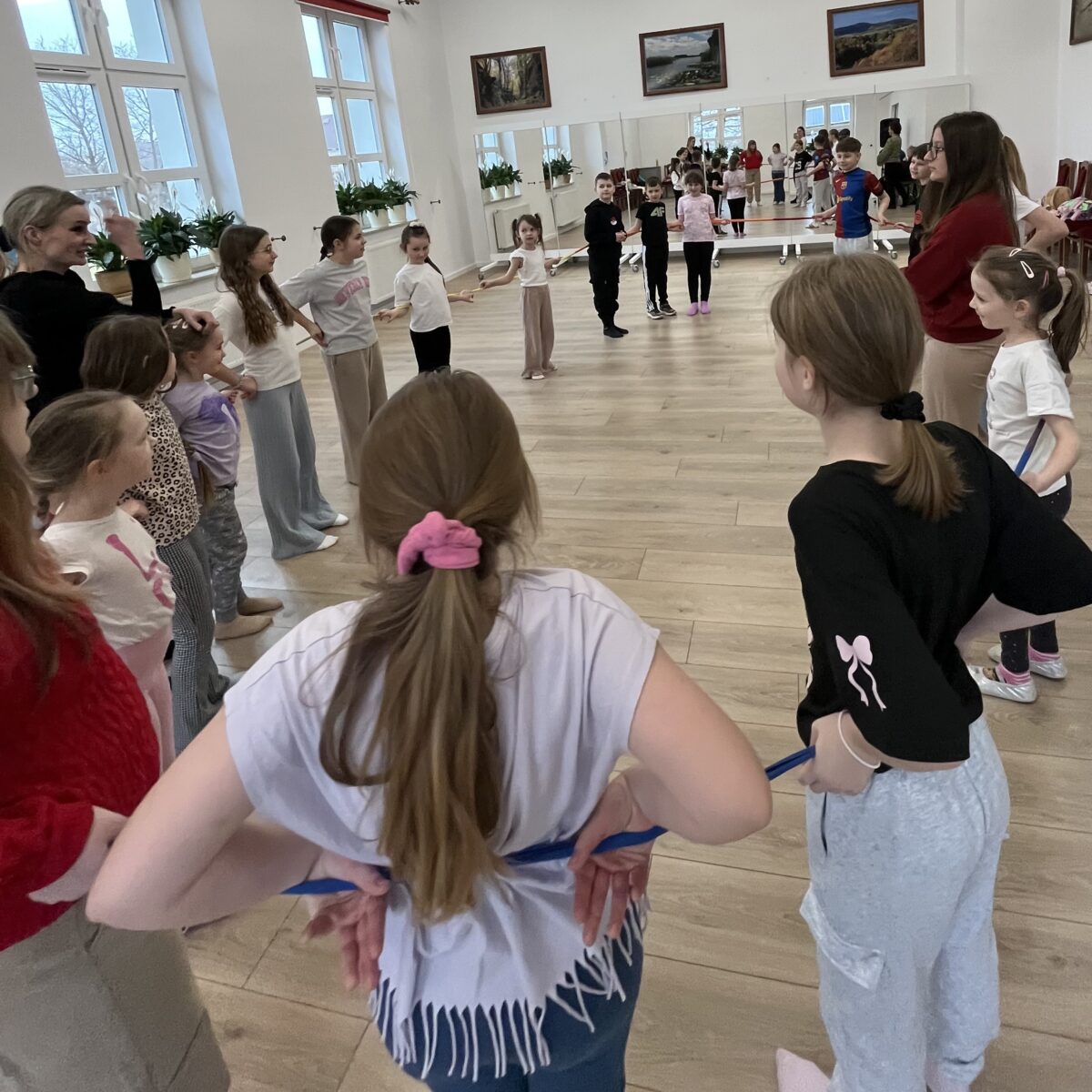 Wszyscy w kółku za gumką się trzymają