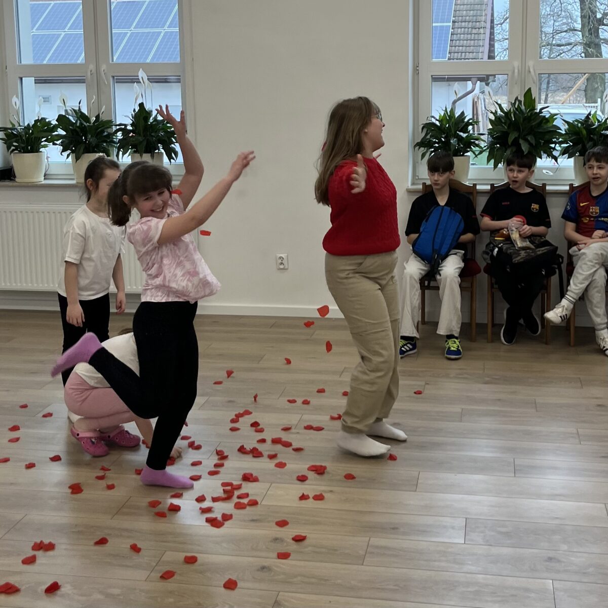 Amelka tańczy z radości, wygrała poprzednią gre z gumką