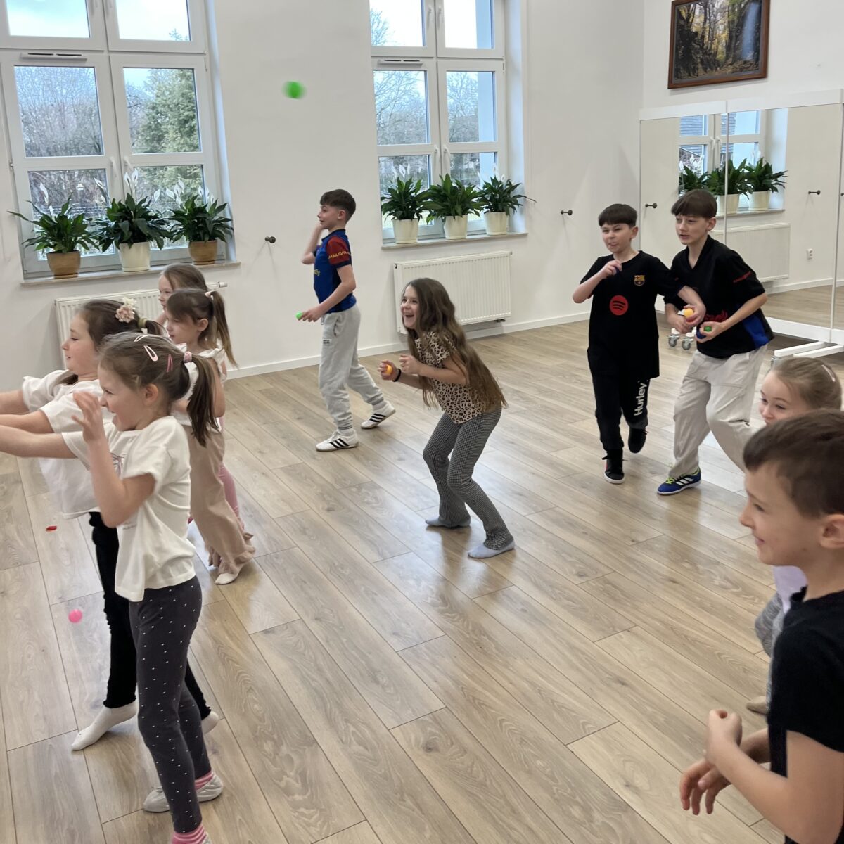 Piłki w powietrze, dzieci rzucają