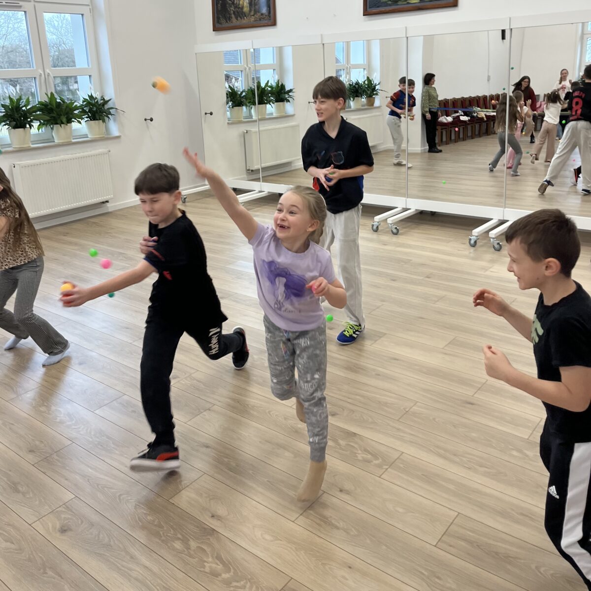 Justynka z chłopakami rzucają piłki