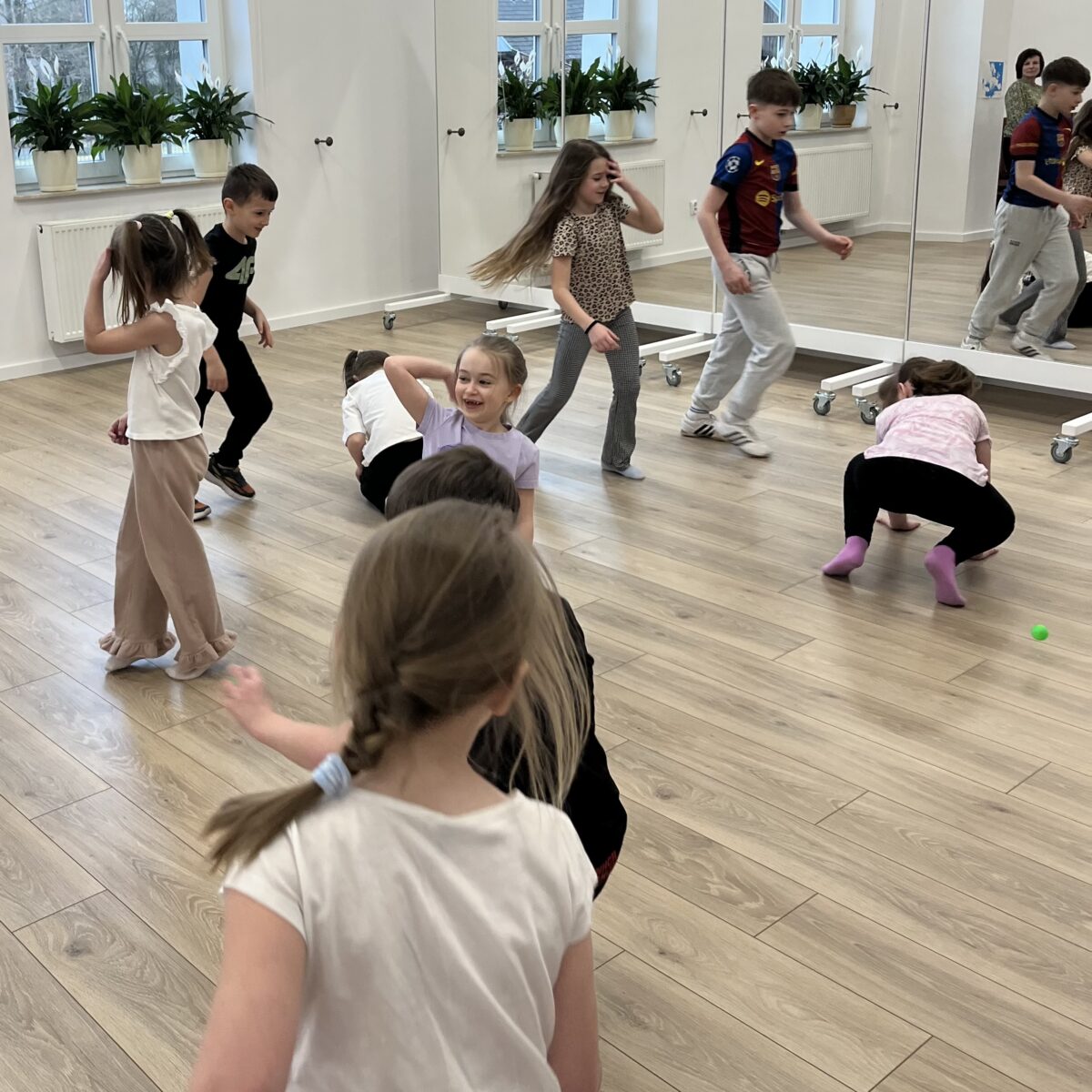 Każdy patrzy i szuka w inną strone sali