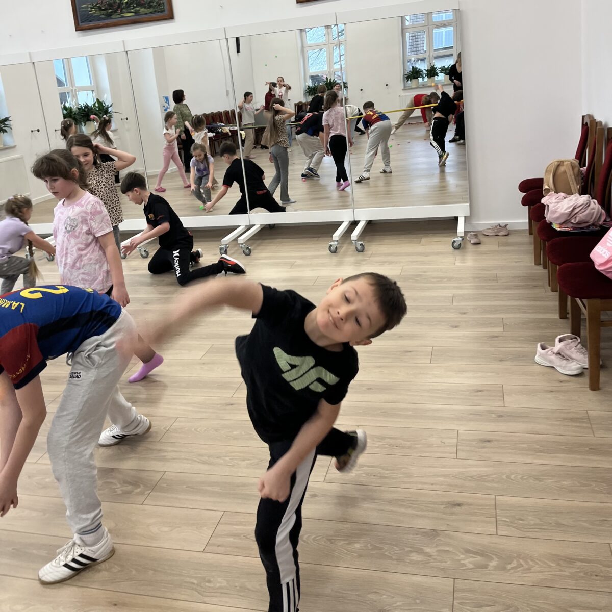 Z uśmiechem na twarzy, Olek rzucił piłke