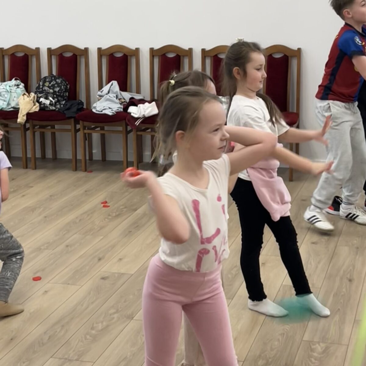 Marysia gotowa jest żeby rzucić piłkami