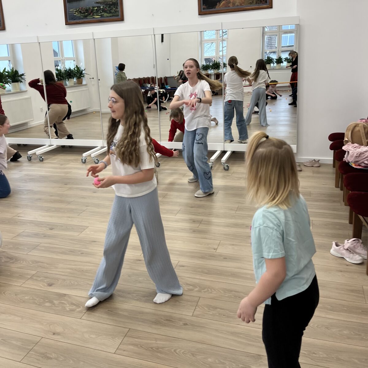 Dziewczyny patrzą gdzie są piłki do rzucenia