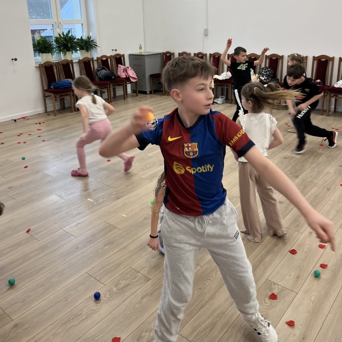 Michał jest w trakcie rzucania piłki