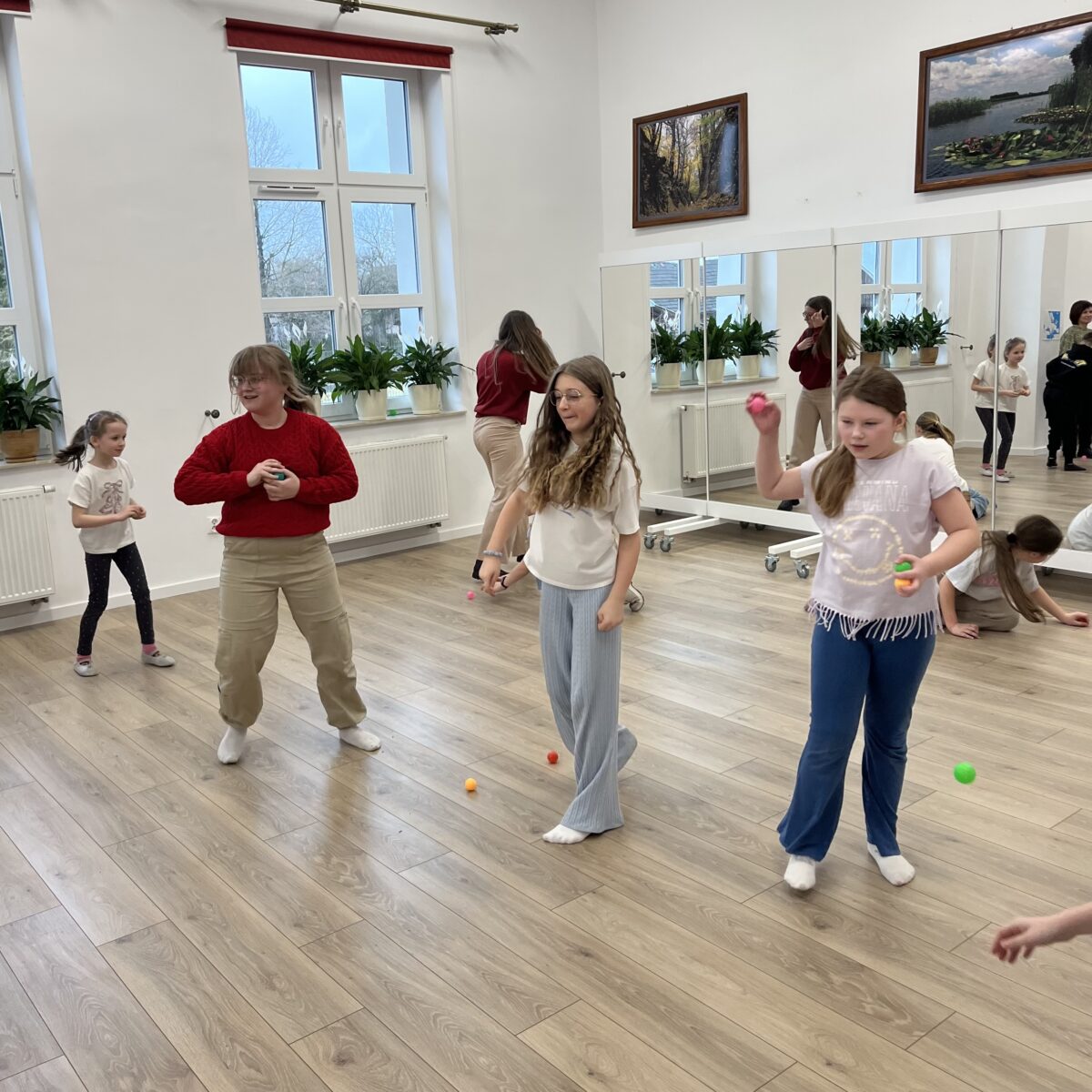 Dziewczyny trzymają piłki gotowe do rzucenia