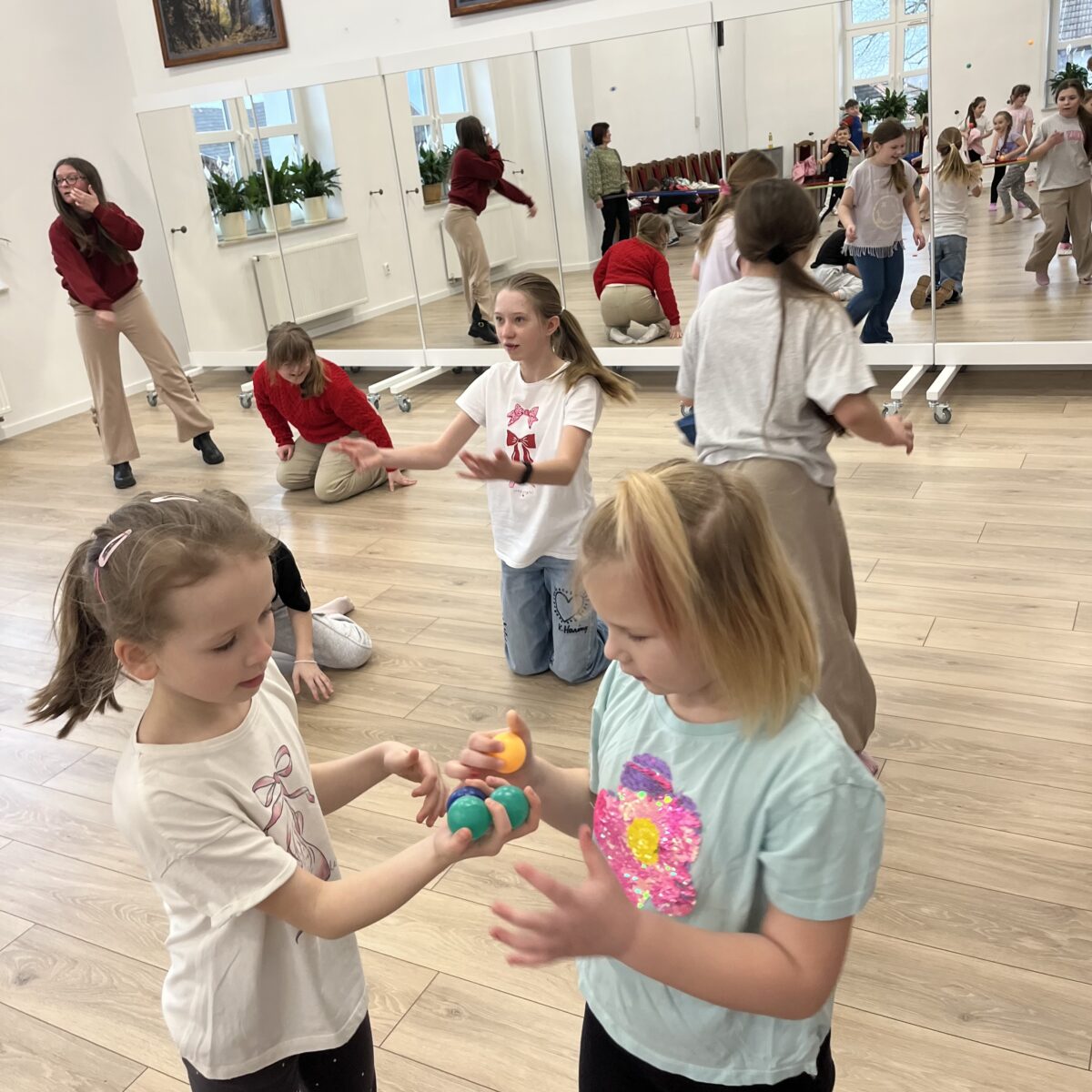 Julia i Lena wymianiają się piłkami