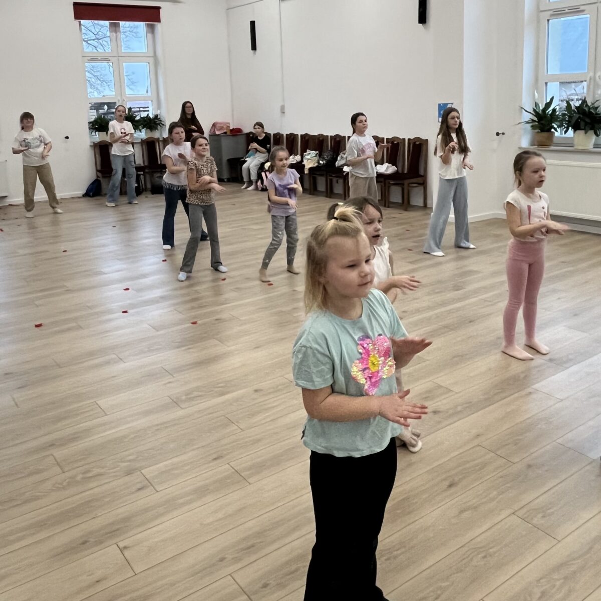 Uczą się dzieci kroki tańca Las Ketchup