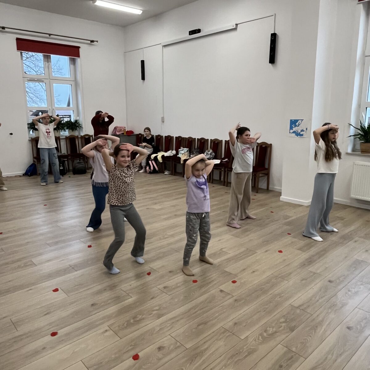 Dziewczyny uczą się nowego tańca