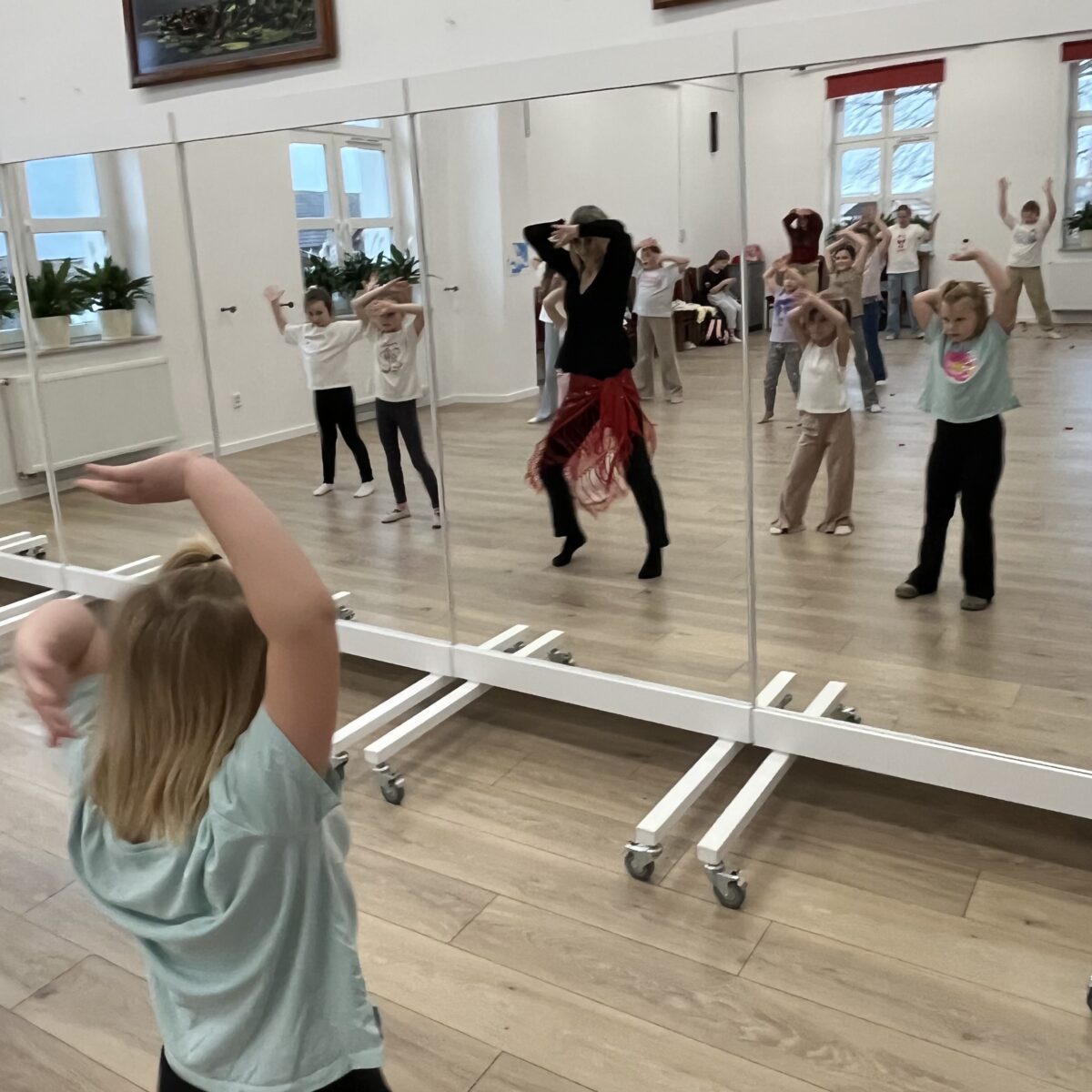 Wszyscy patrzą w lustrze podczas tańca