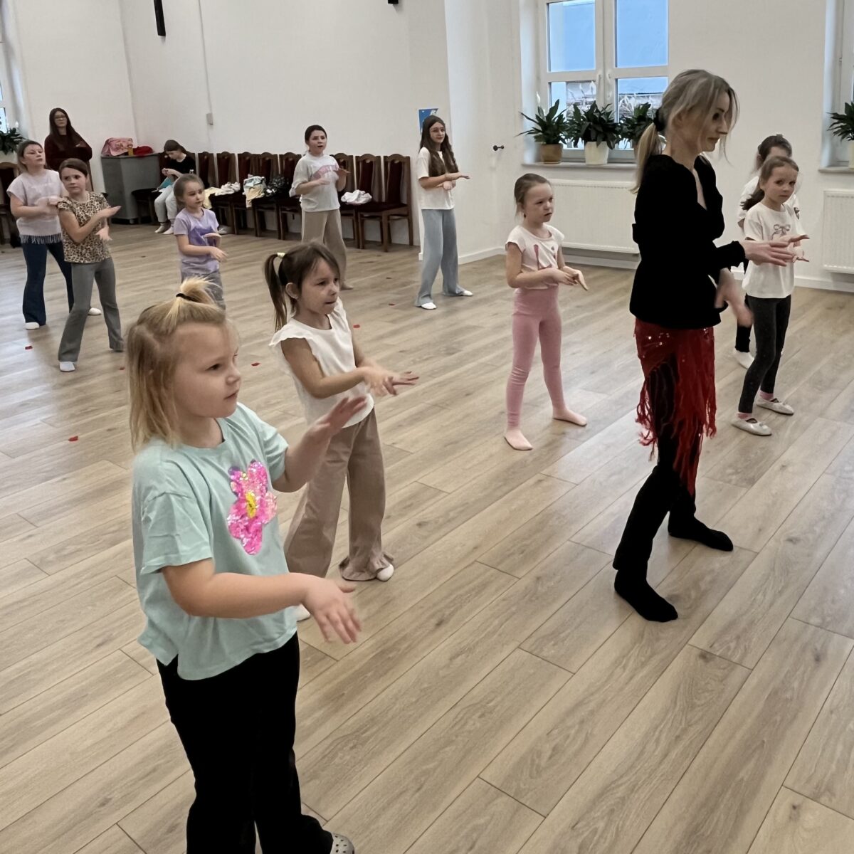 Wszyscy są skupieni na kolejne kroki tańca