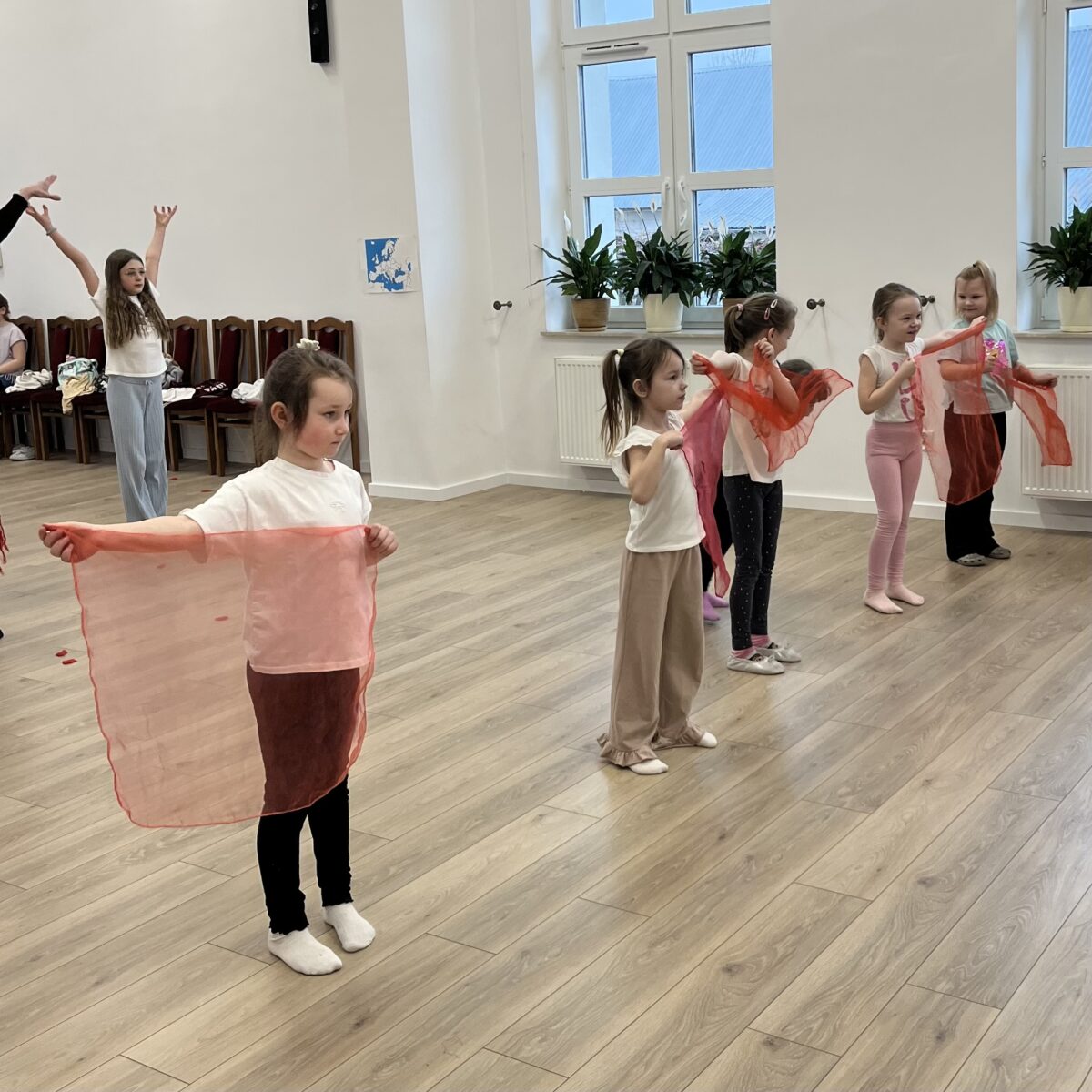 Każda dziewczynka daje chustke w inną stronę