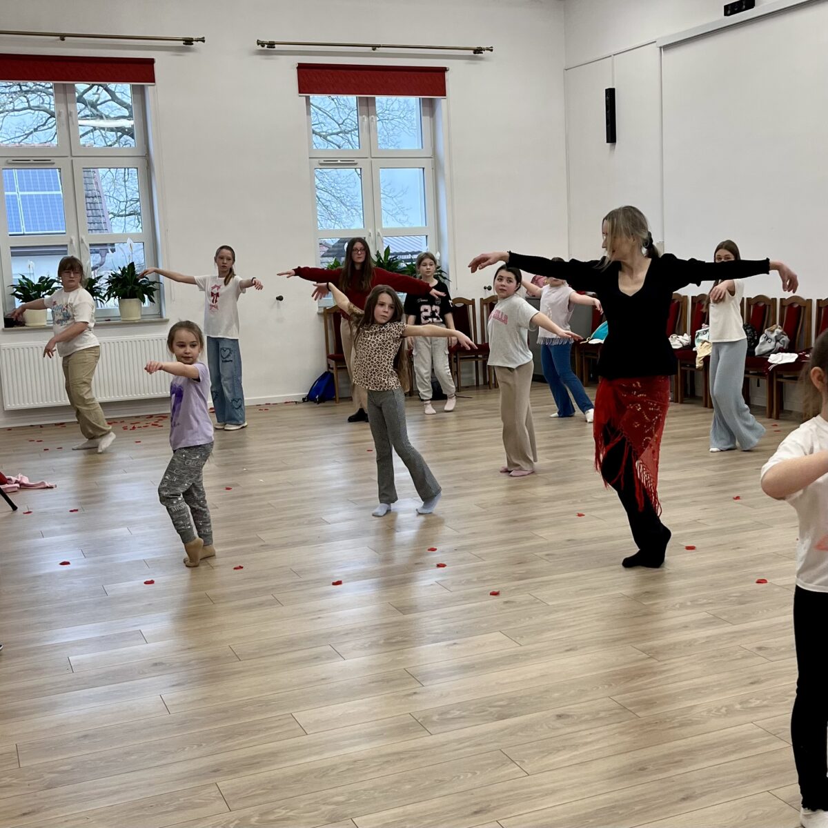 Za dziewczynkami z chustkami są dziewczyny z pani Lidią gdzie inną choreografie wykonują