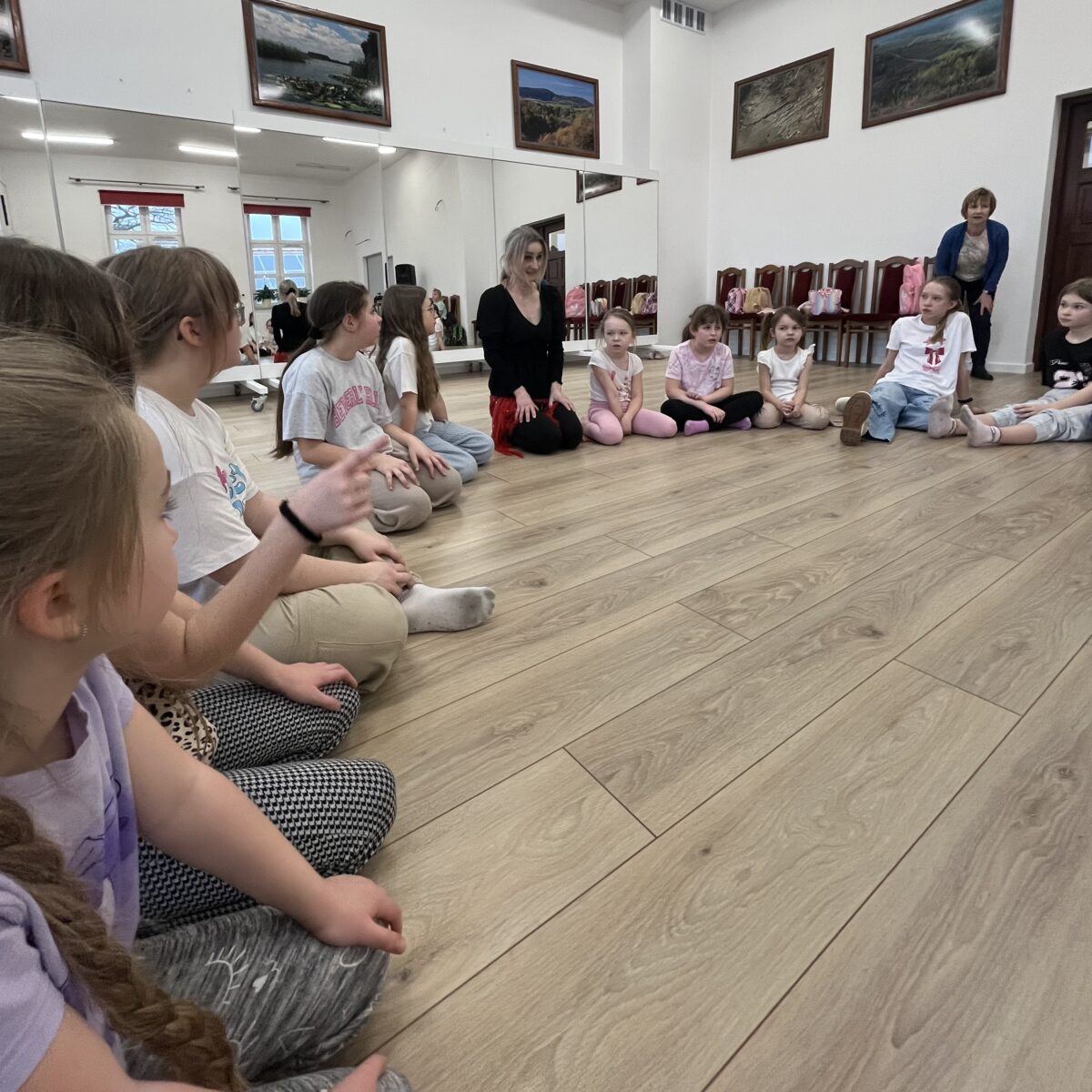 Wszyscy są w kółeczku, i rozmawiają o wspólne znajomości o Hiszpani