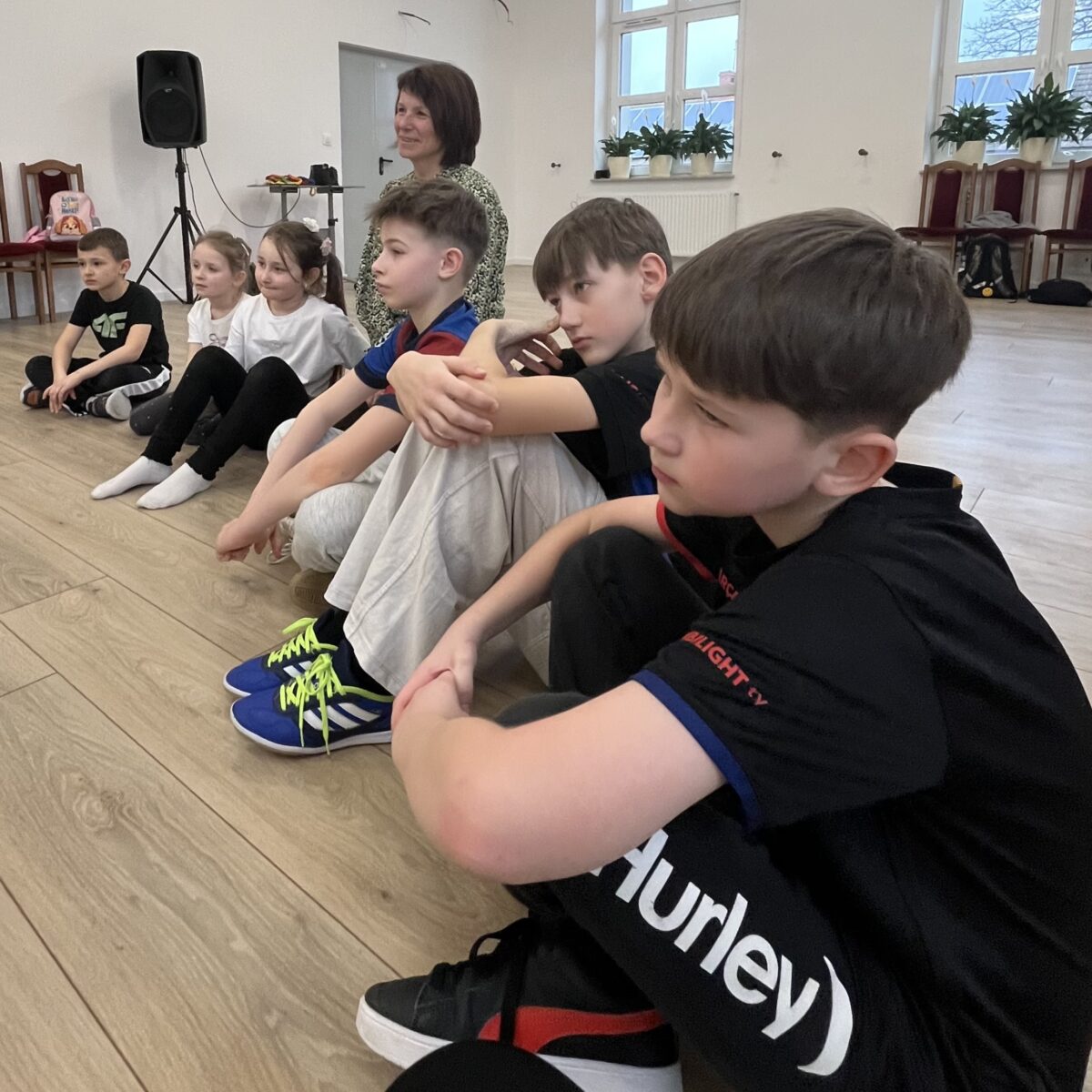 Wszystkie dzieci słuchają siedząc