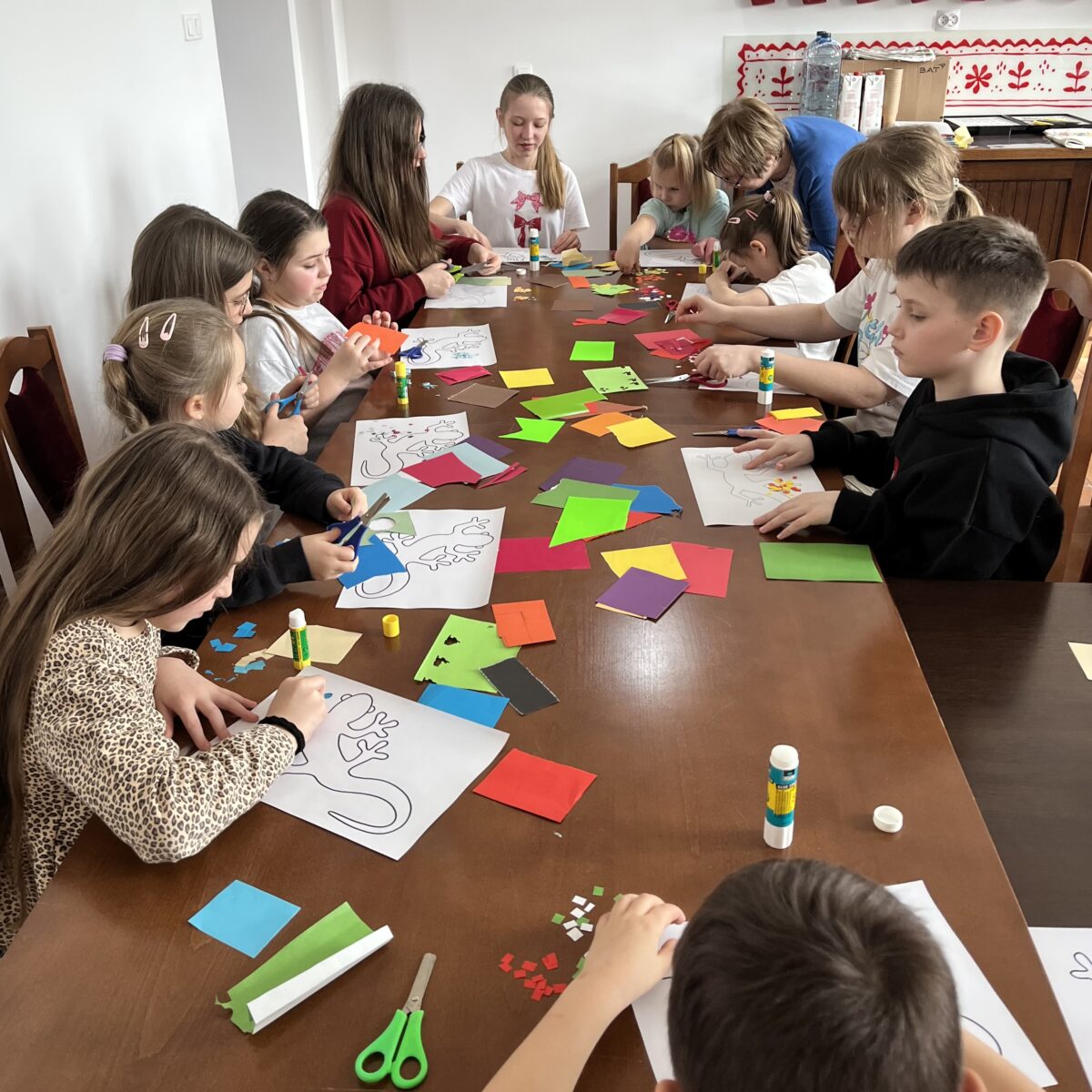 Każdy klei papierki na jaszczurke